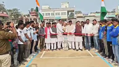 धमदाहा: भवानीपुर में भवानीपुर प्रीमियर लीग 2026 का भव्य आगाज़, विधायक कलाधर मंडल ने किया उद्घाटन