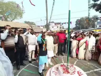 महेशपुर: महेशपुर में गणतंत्र दिवस पर विधायक प्रो. स्टीफन मरांडी ने इंटर कॉलेज व जेएमएम कार्यालय में किया ध्वजारोहण