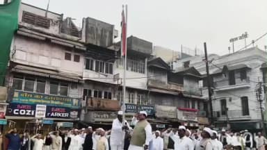 उज्जैन ग्रामीण: शहर कांग्रेस कमेटी ने गोपाल मंदिर परिसर में किया ध्वजारोहण