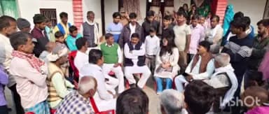 फुलपरास: खुटौना प्रखंड के कुसमार गांव में पूर्व मंत्री लक्ष्मेश्वर राय ने मृतक के परिजनों से मुलाकात की