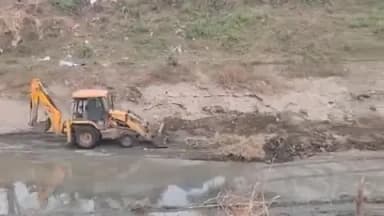 મહુવા: મહુવાના વાંસકુઈ નજીક નહેરમાં વર્ષોજુના કચરાની સાફ સફાઈ પુર જોશમાં.