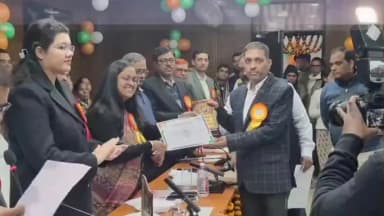 तरारी: तरारी ने रचा रिकॉर्ड, 64% मतदान में अधिकारियों की मेहनत को मिला सम्मान, डीडीसी ने तरारी बीडीओ को किया सम्मानित