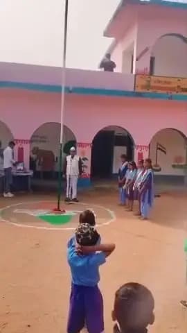 गणतंत्र दिवस समारोह 26 जनवरी को प्रधानाध्यापक मनीष कुमार के द्वारा झंडा फहराया गया