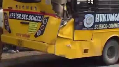 नसीराबाद: नसीराबाद मार्ग पर जाटिया गांव के पास तेज रफ्तार डंपर ने स्कूली बस को जोरदार टक्कर मारी, मौके पर मची अफरा-तफरी