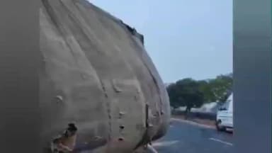 कनवास: मोरुखुर्द के पास ट्रैक्टर-ट्रॉली पलटी, चालक आधे घंटे तक नीचे दबा रहा, जेसीबी से रेस्क्यू कर बचाई गई जान, कोटा रेफर