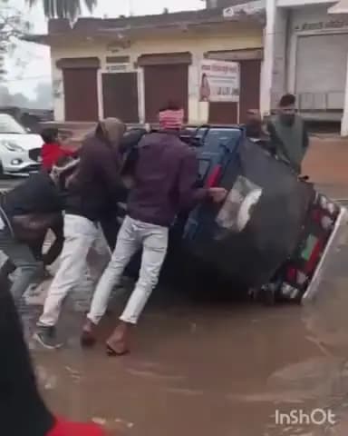रन्नौद: खतौरा में सड़क पर भरे पानी के गड्ढे में पलटा ई-रिक्शा, कुछ बकरियां घायल
