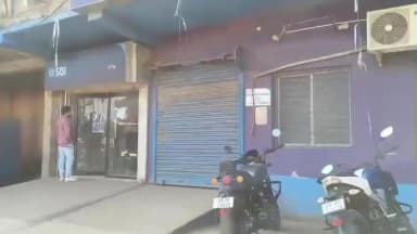 নলহাটি ২: ব্যাংক ধর্মঘটের কারণে ভদ্রপুর সহ নলহাটি টু ব্লক এলাকার সমস্ত ব্যাংক বন্ধ, ভোগান্তিতে সাধারণ মানুষ