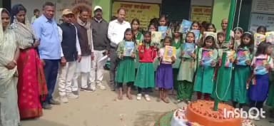 हरिहरगंज: भांवर उ0म0 विद्यालय में अध्यक्ष अखिलेश मेहता ने बच्चों को पाठ्य सामग्री बांटी, कार्यक्रम आयोजित
