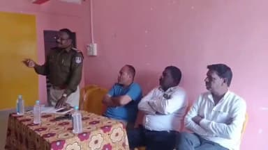 बजाग: ग्राम पंचायत बजाग के कार्यालय में पुलिस ने ग्रामीणों को यातायात, साइबर अपराधों के प्रति किया जागरूक