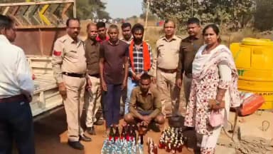 गुण्डरदेही: तिलोदा में शराब तस्कर गोकुल प्रसाद देशलहरे के मकान में आबकारी विभाग ने की छापेमारी, बरामद हुईं 101 बोतलें देशी-विदेशी