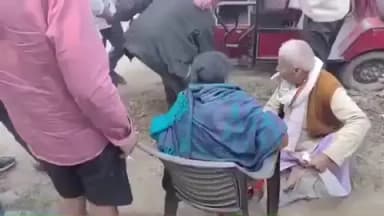 मशरक: यदु मोड़ पर ई-रिक्शा पलटने से दो वृद्ध घायल, सामुदायिक स्वास्थ्य केंद्र मशरक में भर्ती