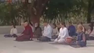 राजगीर: राजगीर में थाईलैंड से आए 30 बौद्ध श्रद्धालुओं का एक दिवसीय धार्मिक भ्रमण