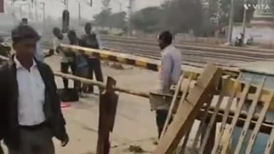देवसर: रेलवे गेट पर टेंपो की टक्कर से गेट क्षतिग्रस्त, मरम्मत कार्य जारी