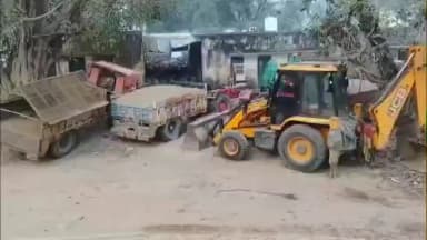 सावर: बनास नदी में अवैध खनन पर बड़ी कार्रवाई, डीएसटी टीम ने फिल्मी अंदाज में ऑपरेशन किया, 5 जेसीबी, 3 डम्पर और 13 ट्रैक्टर जब्त