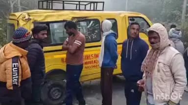 मिहींपुरवा: सुजौली में स्कूल वैन पलटने से एक दर्जन बच्चे घायल, इलाज जारी