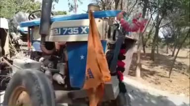 बरहेट: हरिशचंद्रपुर मोड़ के पास डस्ट से लदा ट्रैक्टर पलटा, चालक बाल-बाल बचा