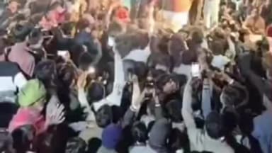 सुवासरा: शामगढ़ के आवरा गांव में भजन गायक ने दी भजनों की शानदार प्रस्तुति, थिरकते दिखे ग्रामीण