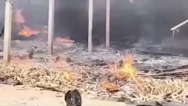 మిర్యాలగూడ: మిర్యాలగూడలోని బాపూజీ నగర్ లో తప్పిన పెను ప్రమాదం పేపర్ రోల్స్ గోదాంలో భారీ అగ్ని ప్రమాదం