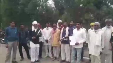 हंडिया: ग्राम पंचायत के लिए ज़मीन उपलब्ध कराने की मांग को लेकर अनोखा प्रदर्शन