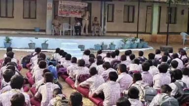 నాగిరెడ్డిపేట: తెలంగాణ మోడల్ స్కూల్ విద్యార్థులకు రోడ్డు భద్రత నియమాలపై విద్యార్థులకు అవగాహన, వెహికల్ ఇన్స్పెక్టర్లు రఫీ