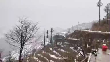सुंदर नगर: हिमाचल के मंडी जिला में एक बार फिर बारिश और बर्फबारी का दौर शुरू, कमरू घाटी में रूक-रूक कर हो रही बर्फबारी