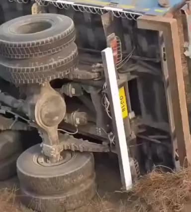 ટિટોડા ફાટક પાસે રેલિંગ તોડીને 20 ફૂટ ઊંડા ખાડામાં ડમ્પર પડ્યું