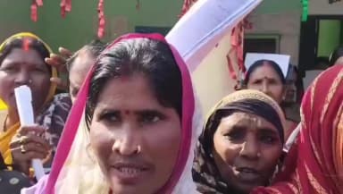 नौतन: बेतिया राज की ज़मीन पर बसे लोगों को अंचल का नोटिस, भूमिहीनों ने नौतन अंचल कार्यालय पर किया प्रदर्शन