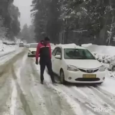 कोटखाई: गाजटा के समीप बर्फबारी के बाद सड़क में फिसलन से फंसे वाहनों को प्रशासन ने संभालने की अपील की