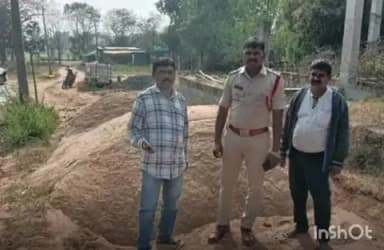 అశ్వారావుపేట: అక్రమంగా నిల్వ ముంచిన ఐదు ట్రాక్టర్ల ఇసుకను స్వాధీనం చేసుకొని, రెవెన్యూ శాఖ అధికారులకు అప్పగించిన ములకలపల్లి పోలీసులు