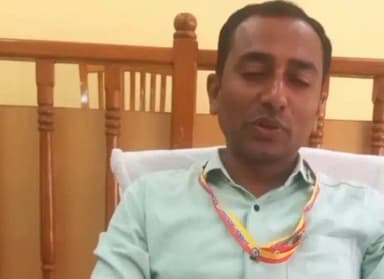 ಹಳಿಯಾಳ: ಹೆಲ್ಮೆಟ್ ಧರಿಸಿ ದ್ವಿಚಕ್ರ ವಾಹನ ಚಲಾಯಿಸಿ, ಜೀವ ಉಳಿಸಿ : ತಹಶೀಲ್ದಾರ್ ಫೀರೋಜ್ ಷಾ ಸೋಮನಕಟ್ಟಿ ಮನವಿ