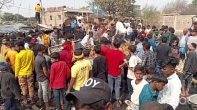 मनेर: ब्रह्मचारी गांव में अचानक आग लगने से चार झोपड़ी नुमा घर जलकर राख हो गए