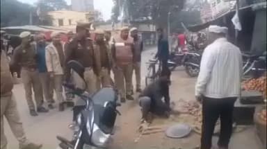 इकौना: कस्बा सोनवा और कस्बा गिलौला में पुलिस ने सड़क किनारे से हटवाया अवैध अतिक्रमण, दोबारा अतिक्रमण पर कार्रवाई की चेतावनी दी