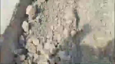 लुणी: जोधपुर लूणी क्षेत्र के राजपुरिया गांव जाने वाले लूनी नदी पर बन रही रपट में घटिया निर्माण कार्य को लेकर ग्रामीणों ने आवाज उठाई