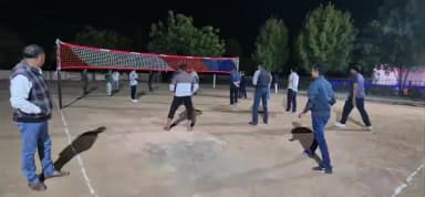 मूंडवा: मूंडवा थाना परिसर में वॉलीबॉल का मैच खेला गया, जिसका शुभारंभ जिला पुलिस अधीक्षक ने किया