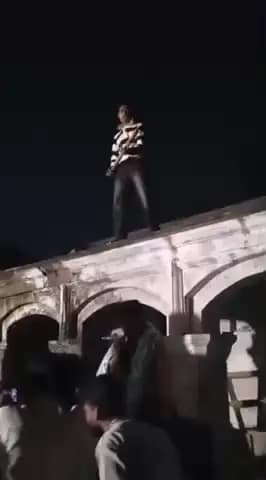 शिवाजी नगर: मिर्जापुर: रामजानकी ठाकुरवाड़ी में अश्लील गानों पर नर्तकी के साथ डांस का वीडियो वायरल