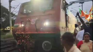 அம்பத்தூர்: அம்பத்தூர் மக்களுக்கு அடித்த ஜாக்பாட் - ரயில் நிலையத்தில் இனிப்பு வழங்கி பூ தூவி கொண்டாடிய பாஜகவினர்