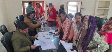 बीघापुर: बीघापुर ब्लाक में SIR फार्म की त्रुटियों पर गांवों की भीड़ उमड़ी