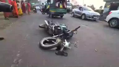 सिमरिया: आम्रपाली एक नंबर बैरियर के पास अनियंत्रित बाइक सवार ट्रक से टकराया, गंभीर हालत में अस्पताल में भर्ती