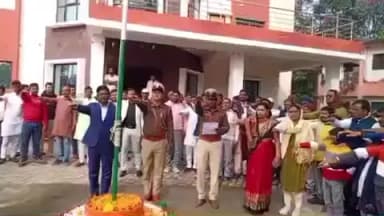 मनातू: 26 जनवरी को थाना प्रभारी विक्की कुमार और सब इंस्पेक्टर राजेश कुमार ने ग्रामीणों को अफीम के खिलाफ किया जागरूक
