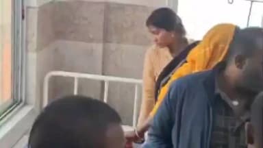 लौरिया: बिजबनिया के पास तेज रफ्तार बाइक फिसली, दो युवक गंभीर रूप से घायल