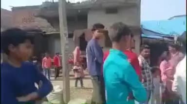 विजयीपुर: विजयपुर थाना कांड: फरार अभियुक्त के घर पुलिस ने ढोल-नगाड़े के साथ इश्तिहार चिपकाई