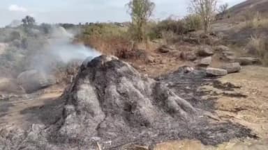 ನೆಲಮಂಗಲ: ಬೊಮ್ಮನಹಳ್ಳಿಯಲ್ಲಿ ಎರಡುಹುಲ್ಲಿನ ಬಣವೆಗಳಿಗೆ ಬೆಂಕಿ ಹಚ್ಚಿದ ಕಿಡಿಗೇಡಿಗಳು ಸಂಪೂರ್ಣ ಸುಟ್ಟು ಭಸ್ಮವಾದ ಹುಲ್ಲು