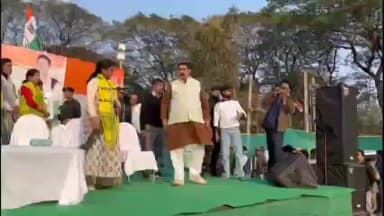 মহম্মদবাজার: তৃণমূলের বিশাল জনসভা আয়োজন মহম্মদ বাজার এলাকায়, সেখানে অনুব্রত মণ্ডল কে রুপর বাঁশি উপহার দেওয়া হল