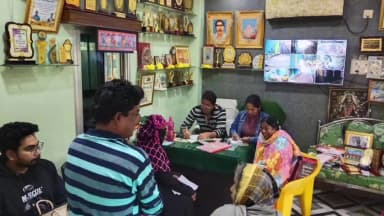 চণ্ডীতলা ১: চণ্ডীতলা দু’নম্বর পঞ্চায়েত সমিতির সভাপতির বাড়ির অফিসে জনতার দরবার