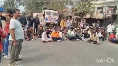 उज्जैन ग्रामीण: दो नवजात शिशुओं की मौत के मामले में परिजनों ने मक्सी रोड नगर निगम के बाहर प्रदर्शन कर चक्का जाम किया