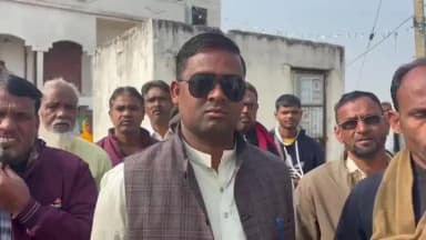 जयनगर: जयनगर के गरचांच विद्यालय में अनियमितताओं के खिलाफ मुखिया इरफान अंसारी के नेतृत्व में ग्रामीणों का प्रदर्शन