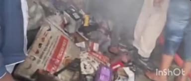 बेनीपट्टी: बेनीपट्टी बाजार के ऑटो गैरेज में आग, लाखों का सामान जलकर राख