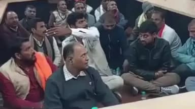 कानपुर: आवास विकास कार्यालय में किसानों ने किया जोरदार प्रदर्शन