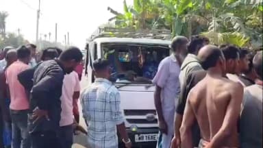 সাগর: গঙ্গাসাগরে পুণ্যার্থী বোঝাই গাড়ি উল্টে বিপত্তি: শিশু বাঁচাতে গিয়ে জখম ৫