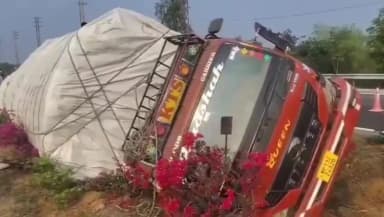 పిట్లం: పిట్లం జాతీయ రహదారి 161 పై అదుపుతప్పి బోల్తా పడిన డీసీఎం వాహనం